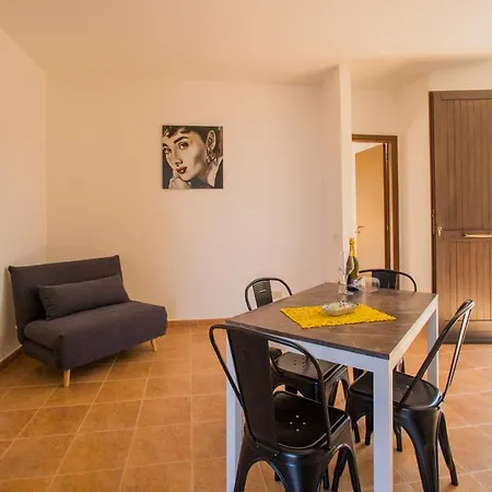 Lejlighedshotel Pater Meus - Sea View, Pool & Parking