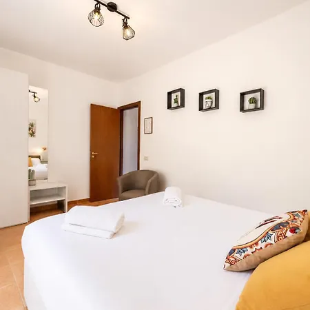 شقة فندقية Pater Meus - Sea View, Pool & Parking 4*