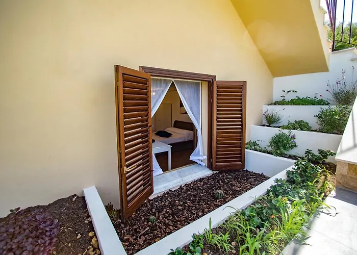 Апарт-отель Pater Meus - Sea View, Pool & Parking Чефалу